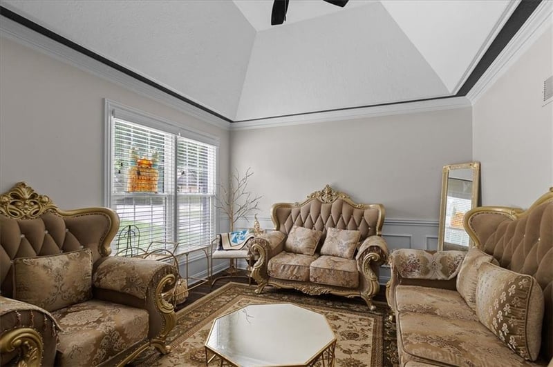 7007 Lakeshore Dr, Raytown, MO 64133