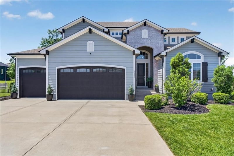 1016 Bridgeshire Dr, Raymore, MO 64083