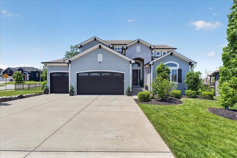 1016 Bridgeshire Dr, Raymore, MO 64083