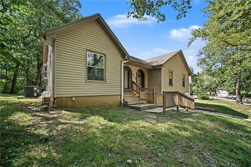 9038 Manning Ave, Kansas City, MO 64138