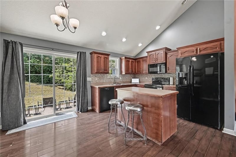 2402 Shirley Dr, St Joseph, MO 64503