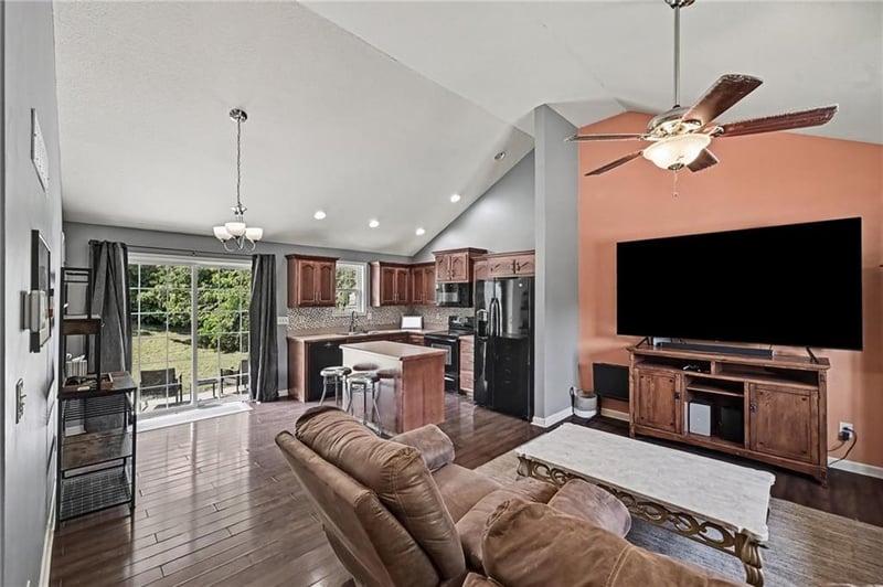 2402 Shirley Dr, St Joseph, MO 64503