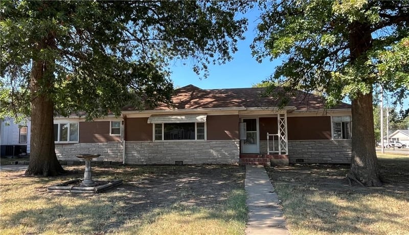201 6th St, Oswego, KS 67356