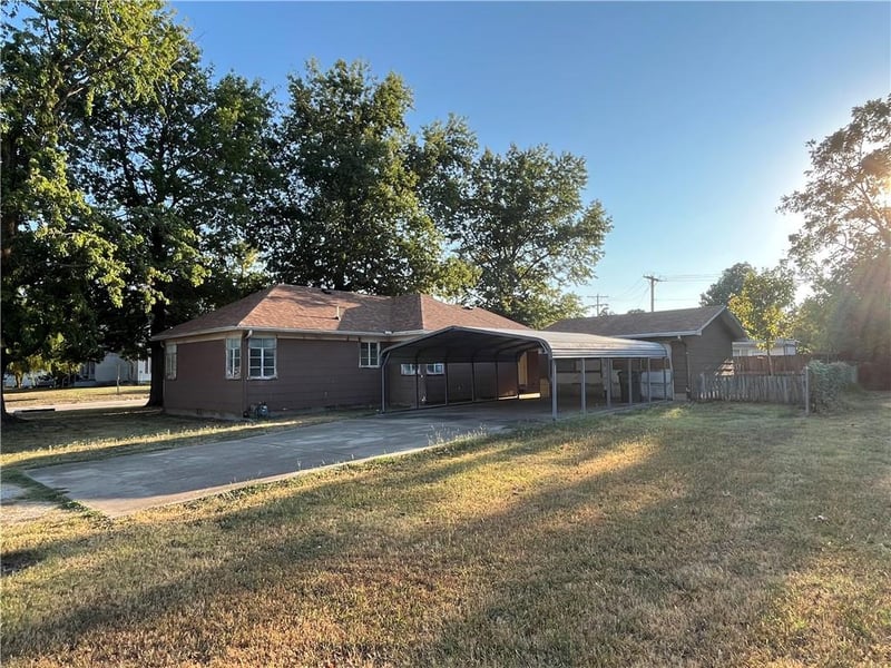 201 6th St, Oswego, KS 67356