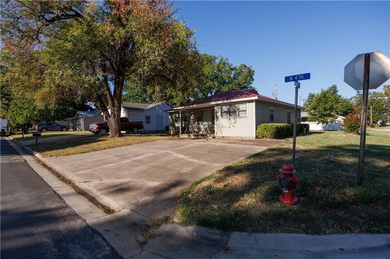 1227 N 4th St, Neodesha, KS 66757