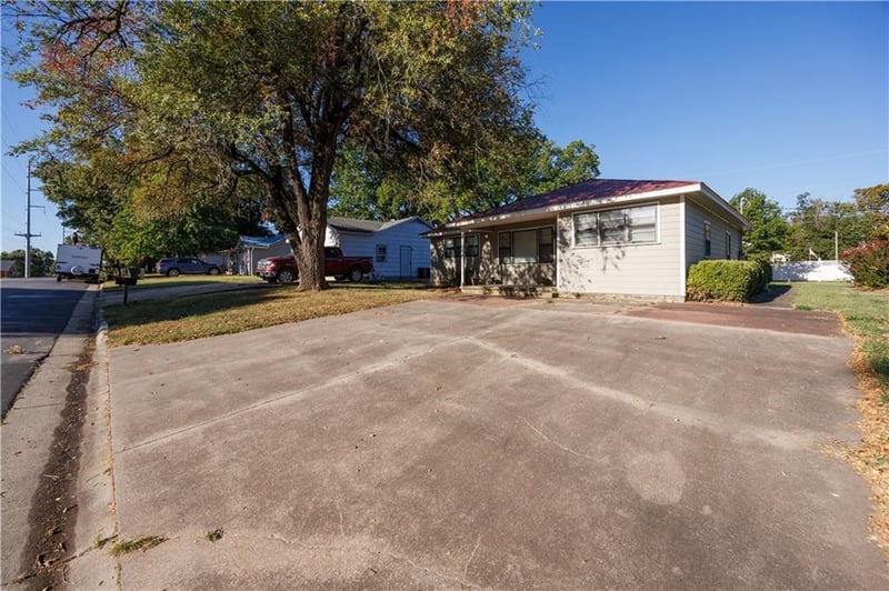 1227 N 4th St, Neodesha, KS 66757