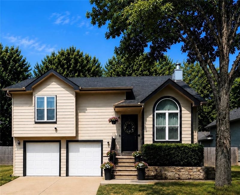 122 Oakbrook Ct, Lansing, KS 66043