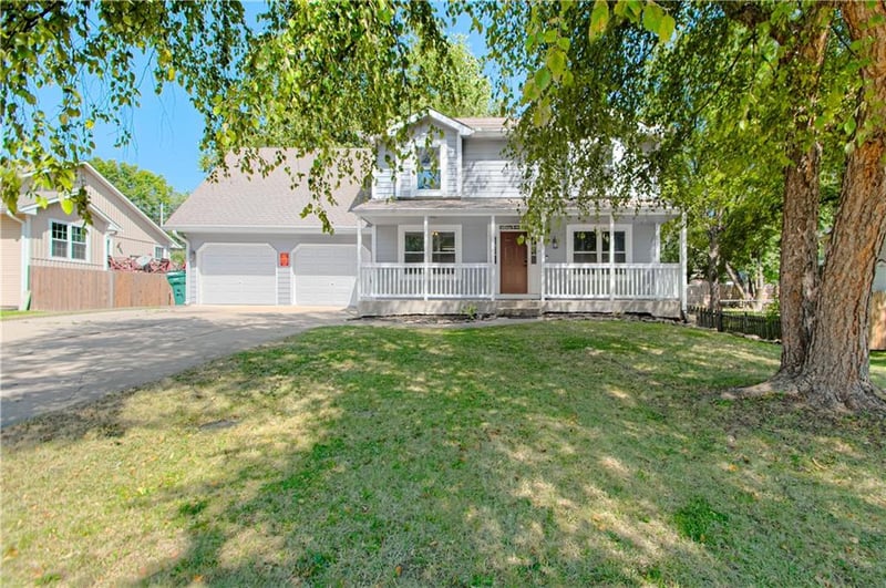 620 Meadowlark Rd, Lansing, KS 66043