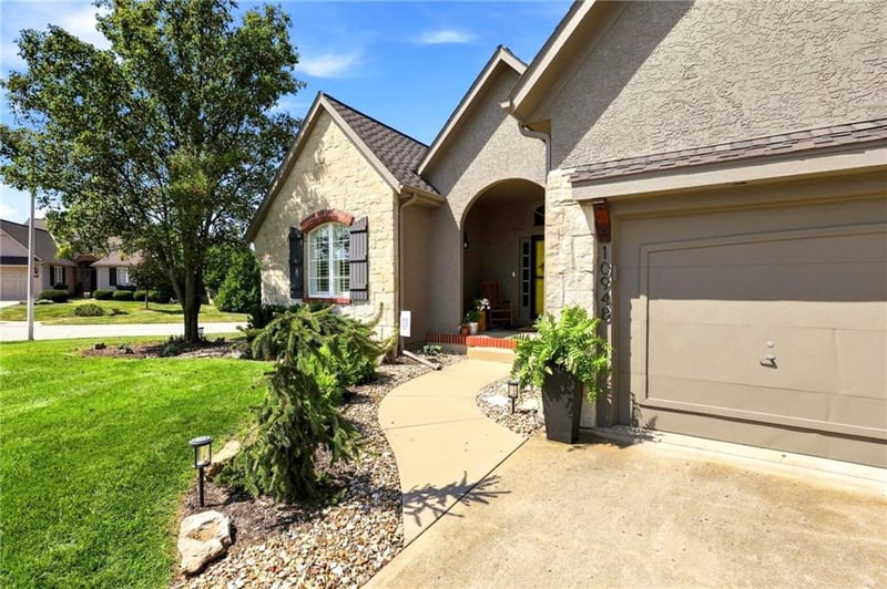 10948 S Cottage Ct, Olathe, KS 66061