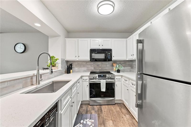 8885 W 106th Ter, Overland Park, KS 66212