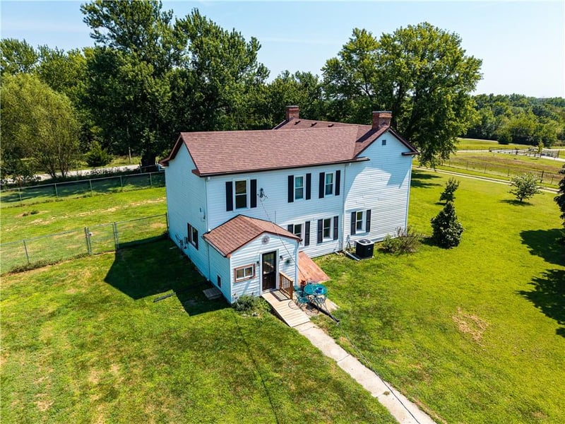21497 203rd St, Tonganoxie, KS 66086