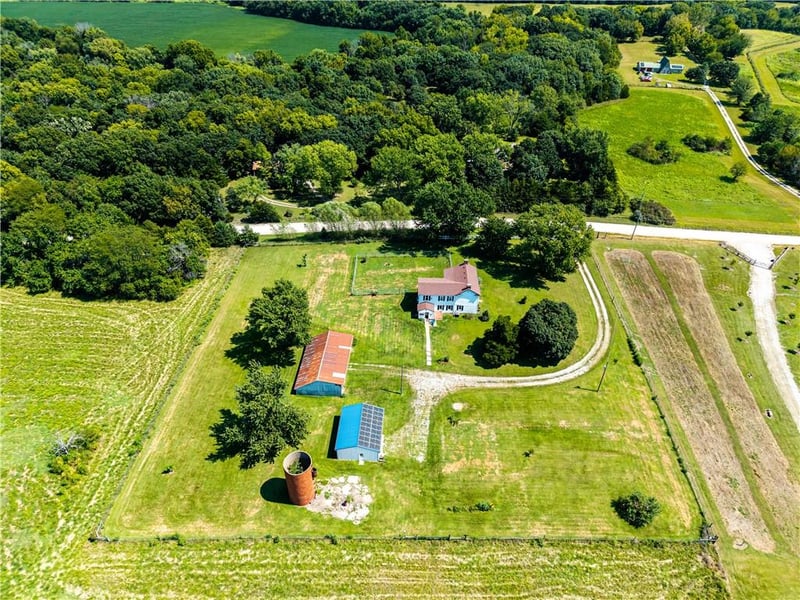 21497 203rd St, Tonganoxie, KS 66086