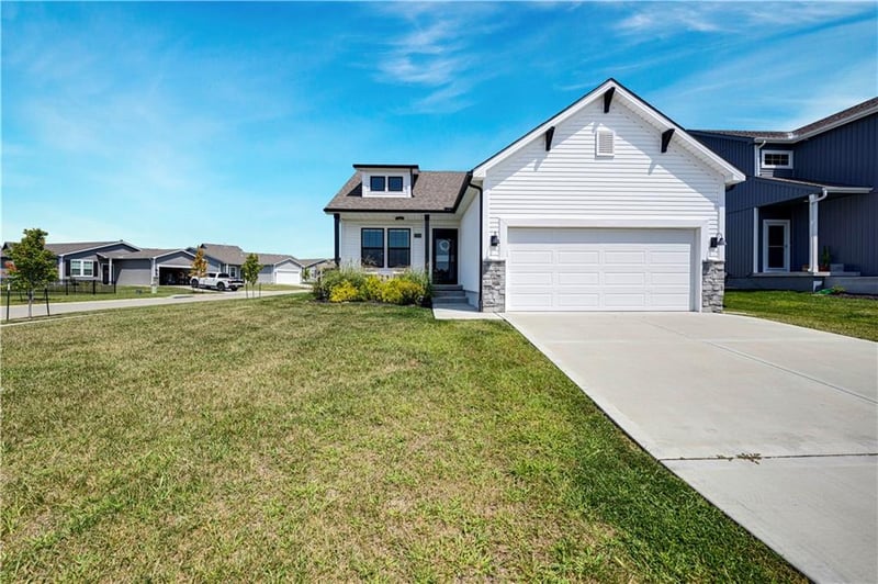 27004 E Dogwood Ln, Lee's Summit, MO 64086