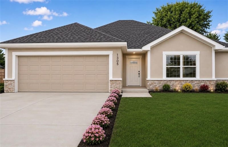 1305 NE White Oaks Ln, Oak Grove, MO 64075