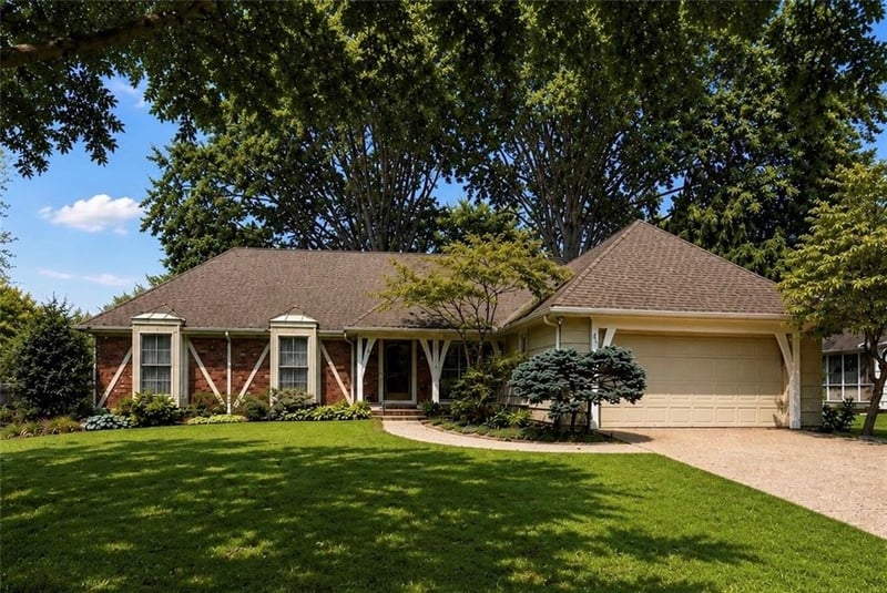 9312 Alhambra St, Prairie Village, KS 66207