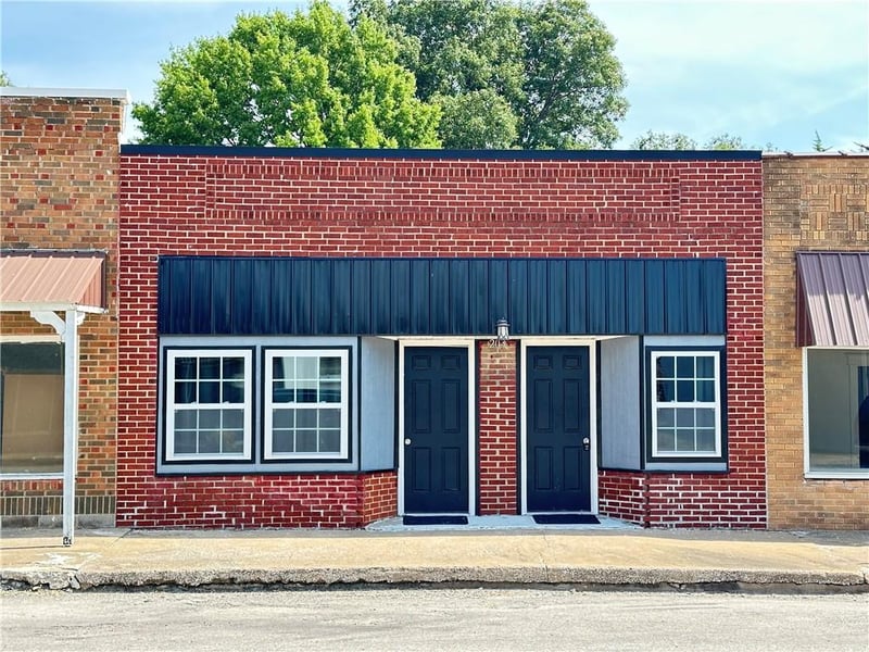 203 NE 2nd St, Hardin, MO 64035