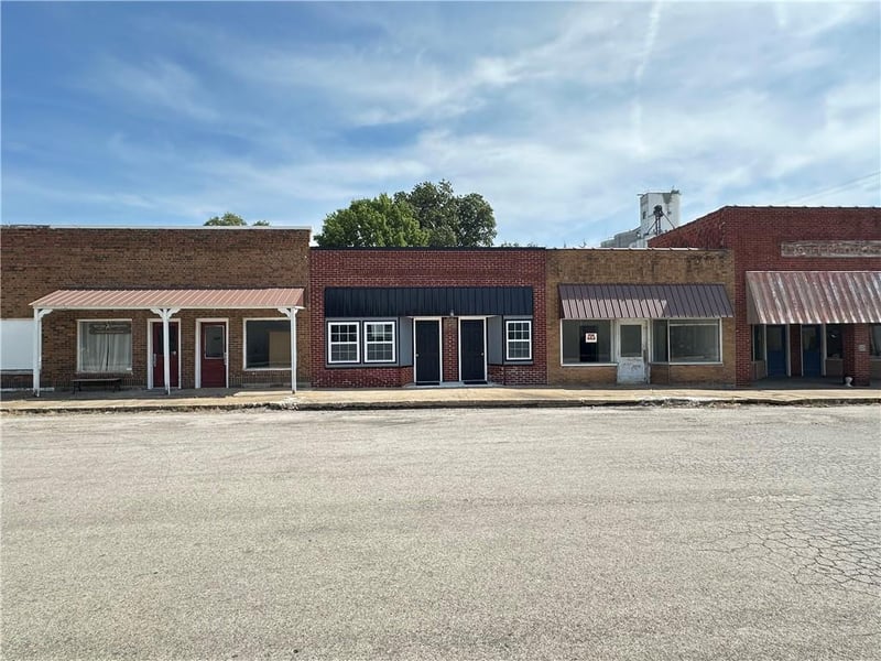 203 NE 2nd St, Hardin, MO 64035
