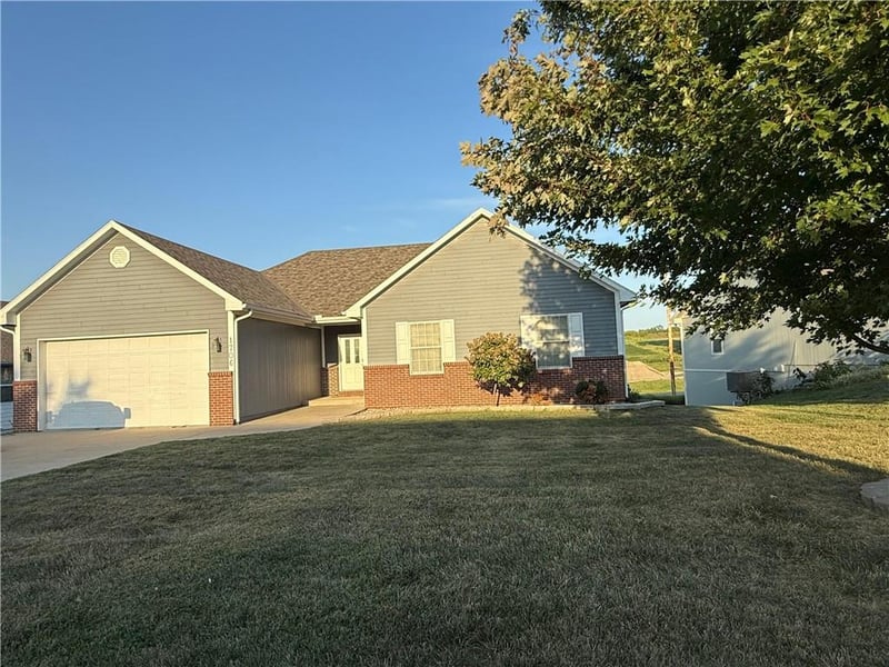 1706 Bluebird Ct, Atchison, KS 66002