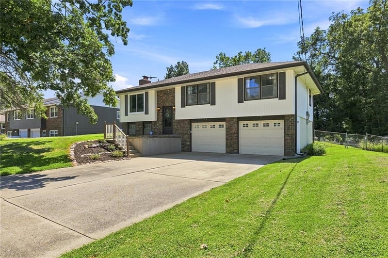 523 Pennsylvania St, Leavenworth, KS 66048