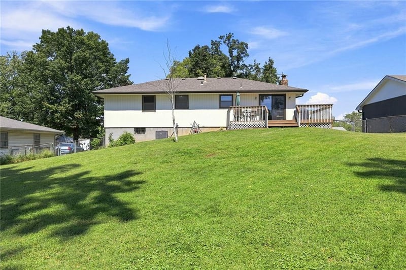 523 Pennsylvania St, Leavenworth, KS 66048