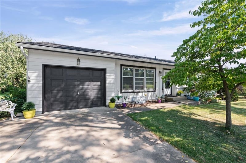 7017 N Montrose Ave, Kansas City, MO 64151