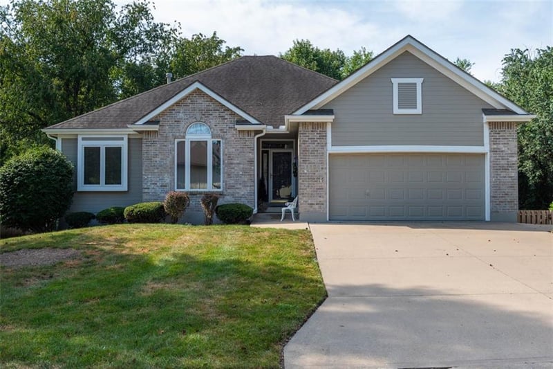 1106 SW Southcrest Dr, Blue Springs, MO 64015