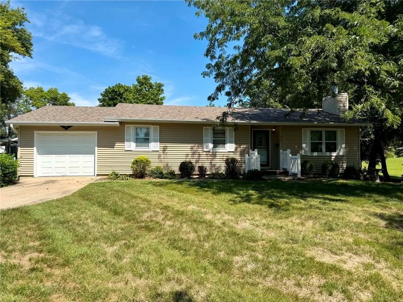 627 W Edwards St, Maryville, MO 64468
