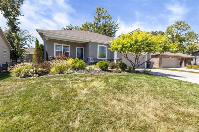 12526 S Hedge Ct, Olathe, KS 66061