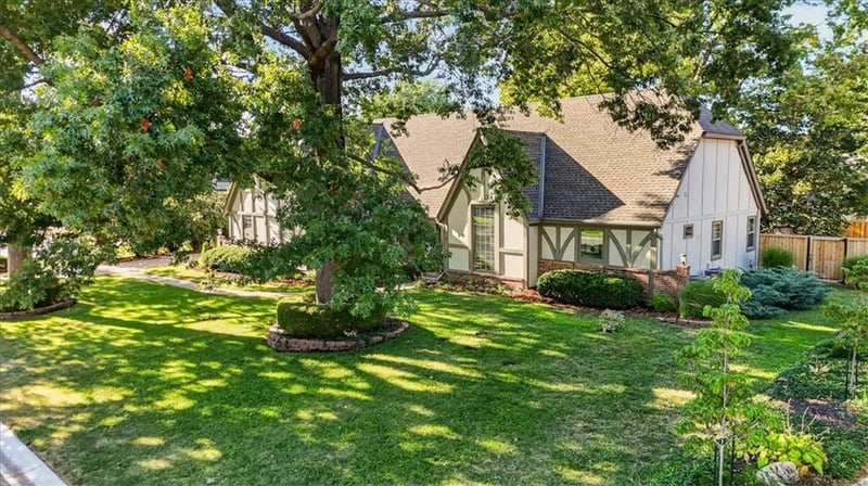 3516 W 101st Ter, Leawood, KS 66206