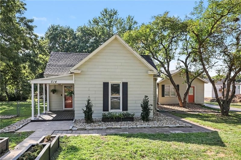 514 N Maple Ave, Smithville, MO 64089