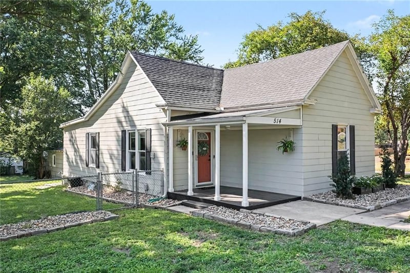 514 N Maple Ave, Smithville, MO 64089