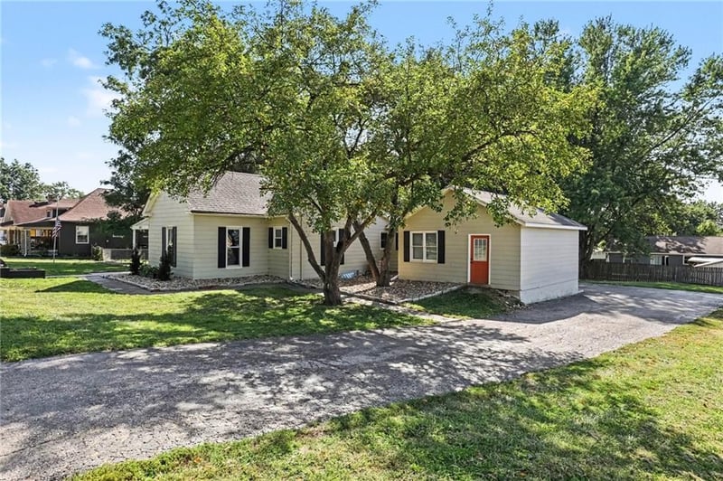 514 N Maple Ave, Smithville, MO 64089