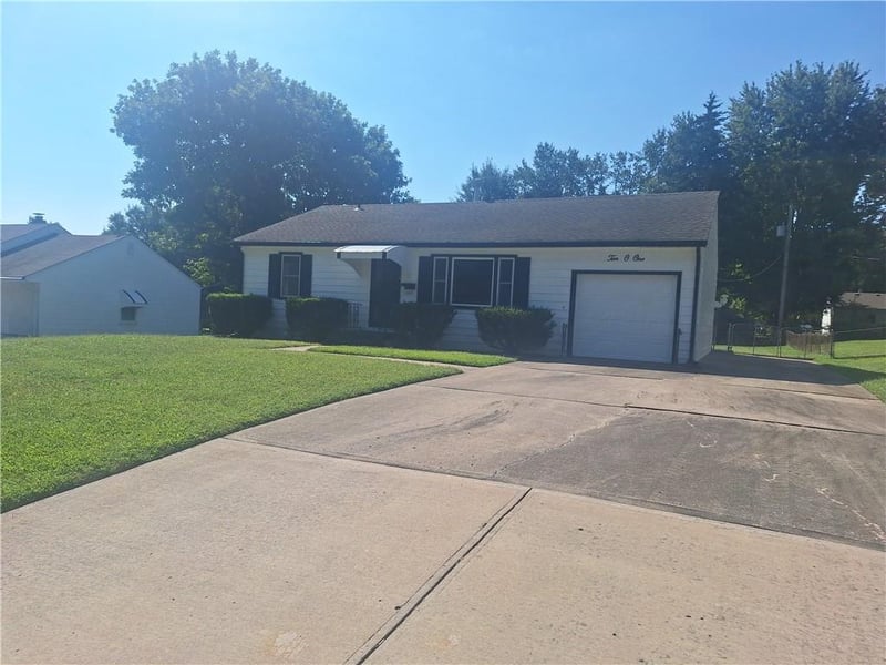 1001 NE 67th Ter, Gladstone, MO 64118