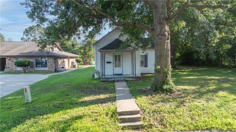 656 E 12th St, Sedalia, MO 65301