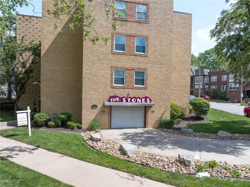 4339 Roanoke Pw, Kansas City, MO 64111