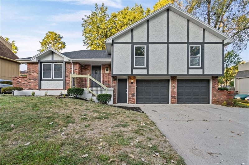 2800 S Cochise Dr, Independence, MO 64057