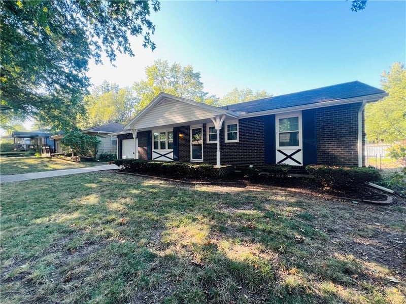 702 NE Darwin St, Lee's Summit, MO 64063