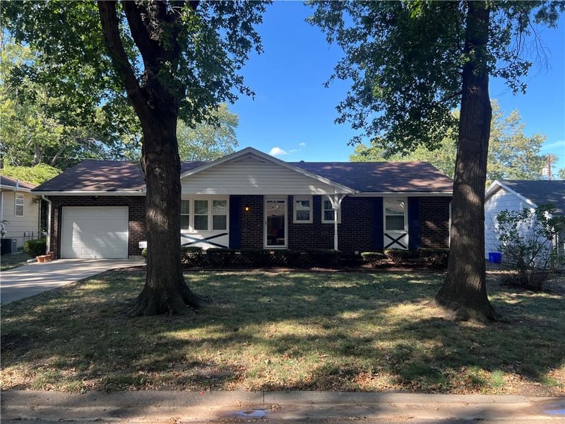 702 NE Darwin St, Lee's Summit, MO 64063