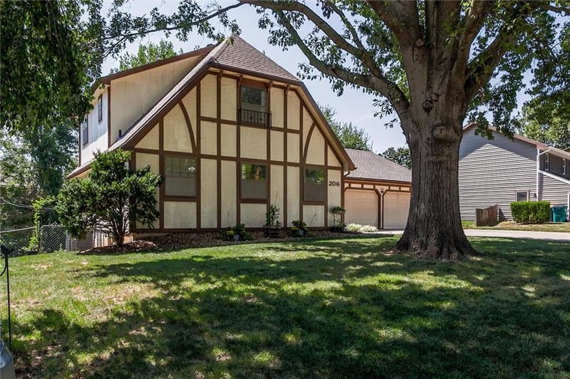 206 Fawn Valley St, Lansing, KS 66043
