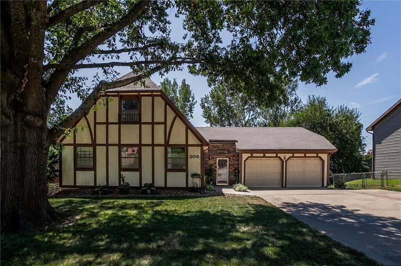 206 Fawn Valley St, Lansing, KS 66043