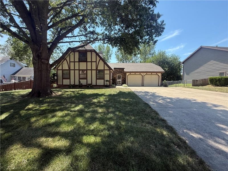 206 Fawn Valley St, Lansing, KS 66043