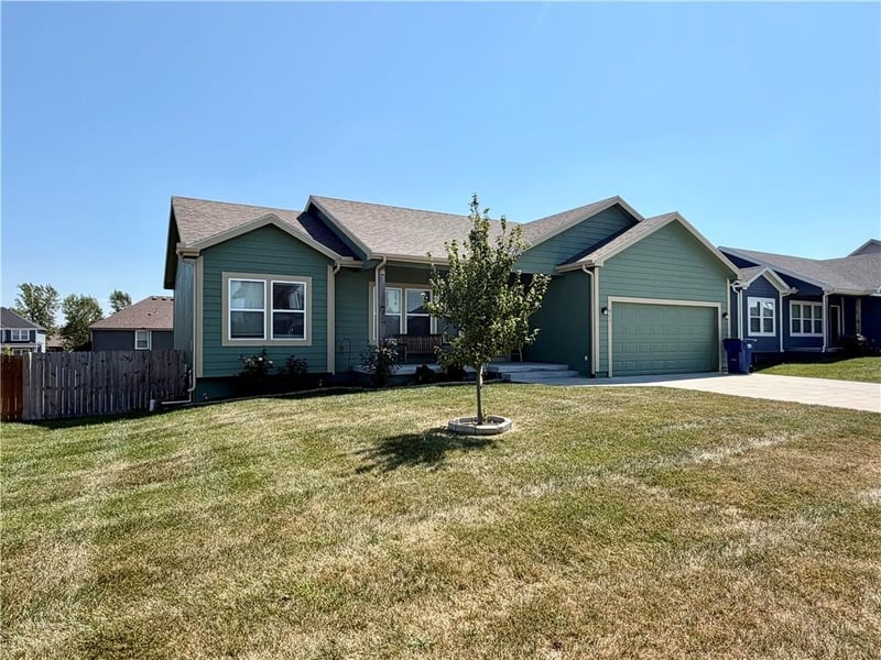 941 N Cottonwood Ct, Tonganoxie, KS 66086