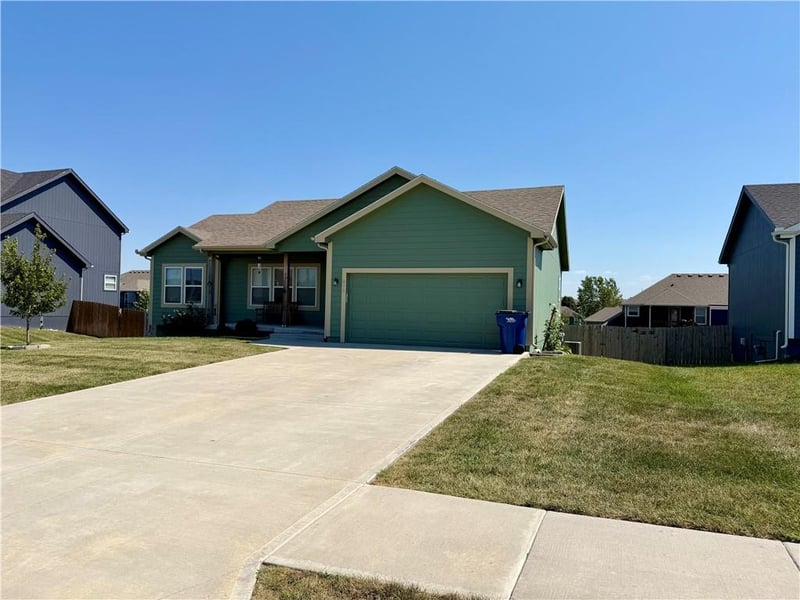 941 N Cottonwood Ct, Tonganoxie, KS 66086