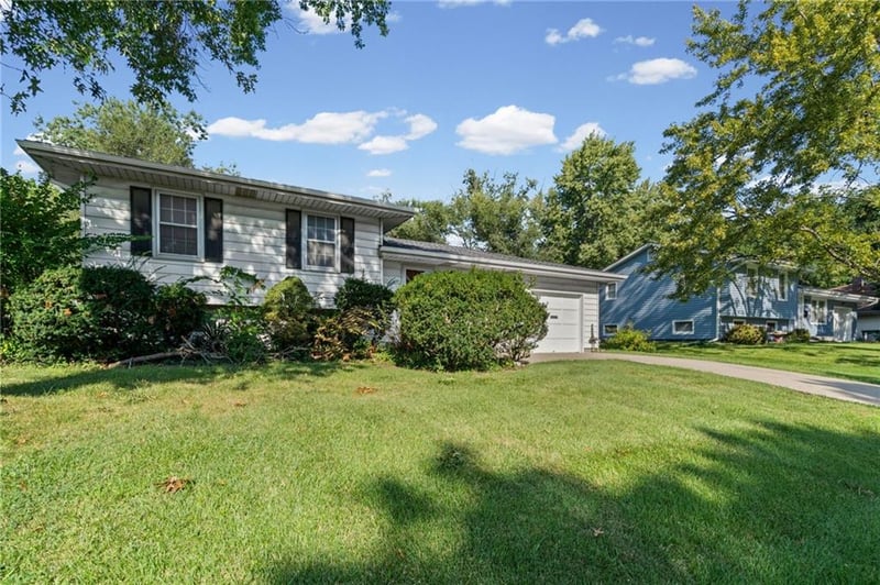 7426 Stearns St, Shawnee, KS 66203