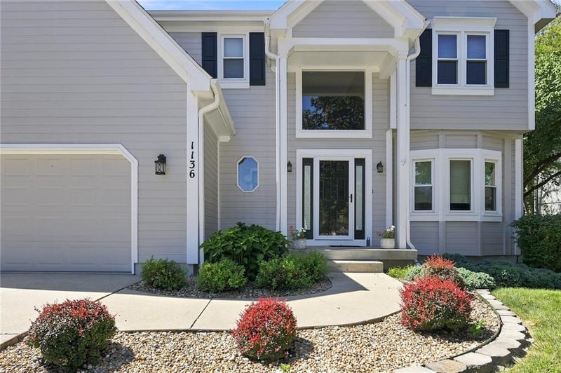 1136 SW Pacific Dr, Lee's Summit, MO 64081