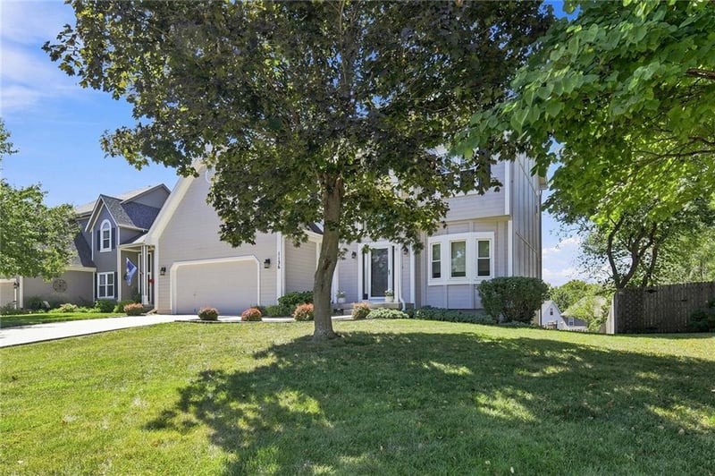 1136 SW Pacific Dr, Lee's Summit, MO 64081