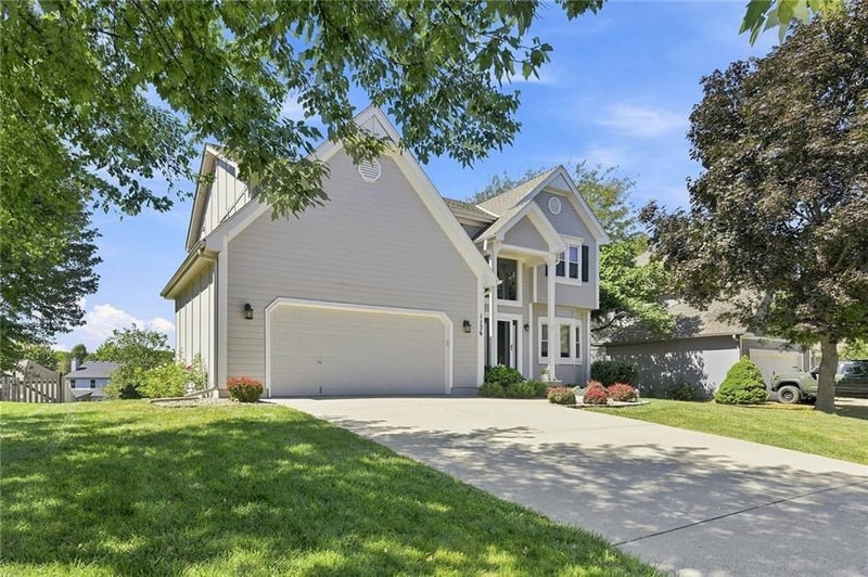 1136 SW Pacific Dr, Lee's Summit, MO 64081