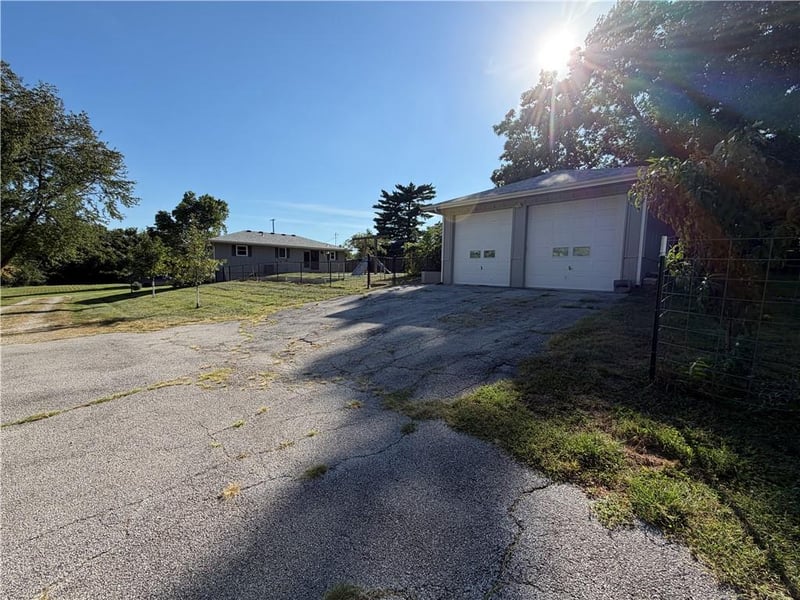 7510 Oak St, Pleasant Valley, MO 64068