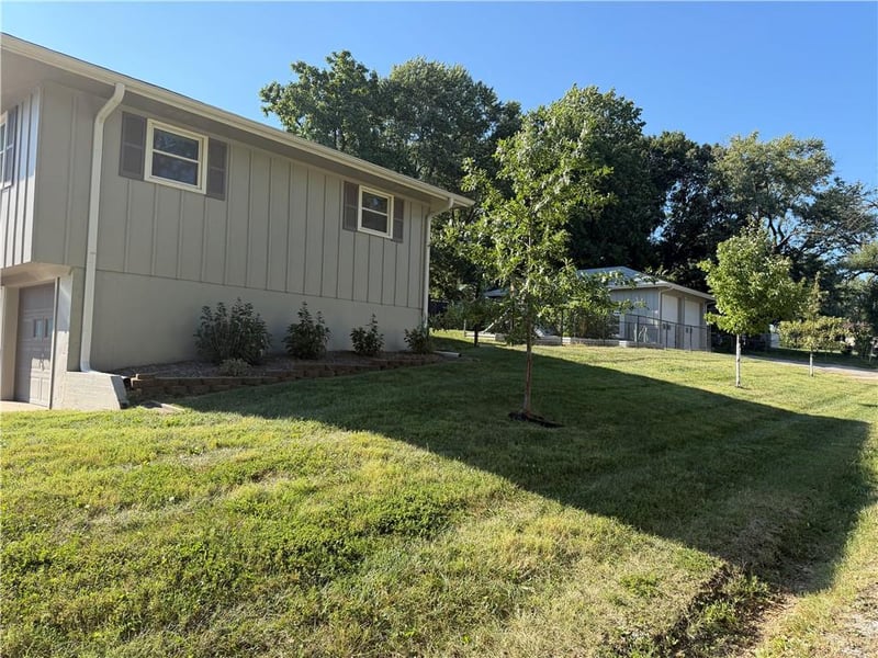7510 Oak St, Pleasant Valley, MO 64068