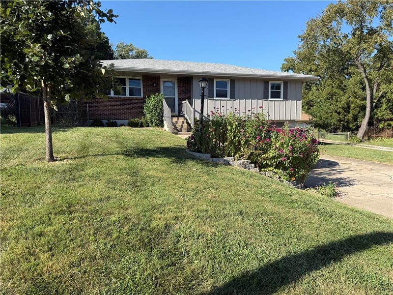 7510 Oak St, Pleasant Valley, MO 64068